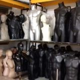 MANICHINI MEZZO BUSTO in plastica di vari colori color Disponibili sia uomo che donna. possibilità di appenderli dal collo o aggiungere il piedistallo con 20 euro in + Diversi modelli disponibili presso il centro arredi per negozi di seconda mano.