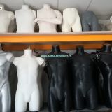 MANICHINI MEZZO BUSTO in plastica di vari colori color Disponibili sia uomo che donna. possibilità di appenderli dal collo o aggiungere il piedistallo con 20 euro in + Diversi modelli disponibili presso il centro arredi per negozi di seconda mano.