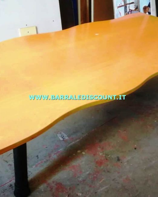 TAVOLO GRANDE IDEALE PER RIUNIONI COLORE noce, PIANO IN LAMINATO A FORMA a ONDA E STRUTTURA CON PIEDE IN ferro  MISURA 240 X 120 CM circa