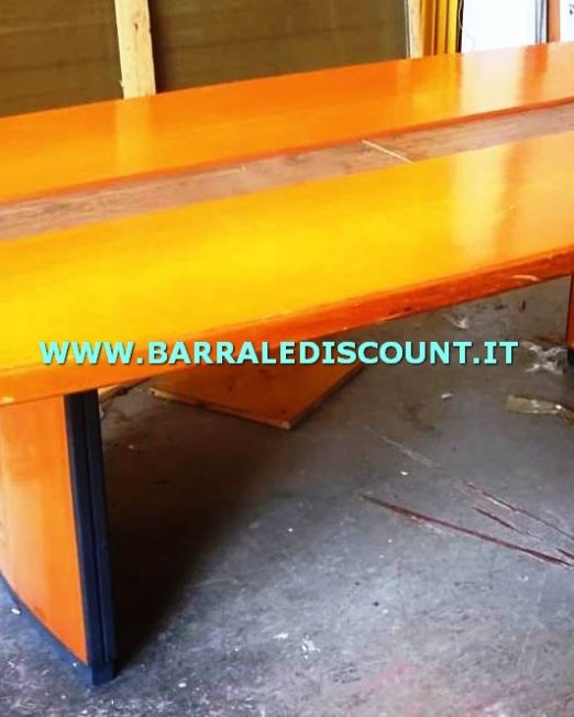 TAVOLO RIUNIONI COLORE noce, PIANO IN LAMINATO A FORMA a mandorla  OVALE E STRUTTURA CON PIEDE IN ferro MISURA 240 X 120 CM circa