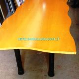 TAVOLO GRANDE IDEALE PER RIUNIONI COLORE noce, PIANO IN LAMINATO A FORMA a ONDA E STRUTTURA CON PIEDE IN ferro  MISURA 240 X 120 CM circa